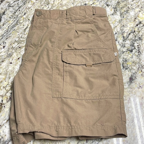 Men’s Magellan Outdoors Khaki Cargo Shorts Size 42 - Picture 1 of 5